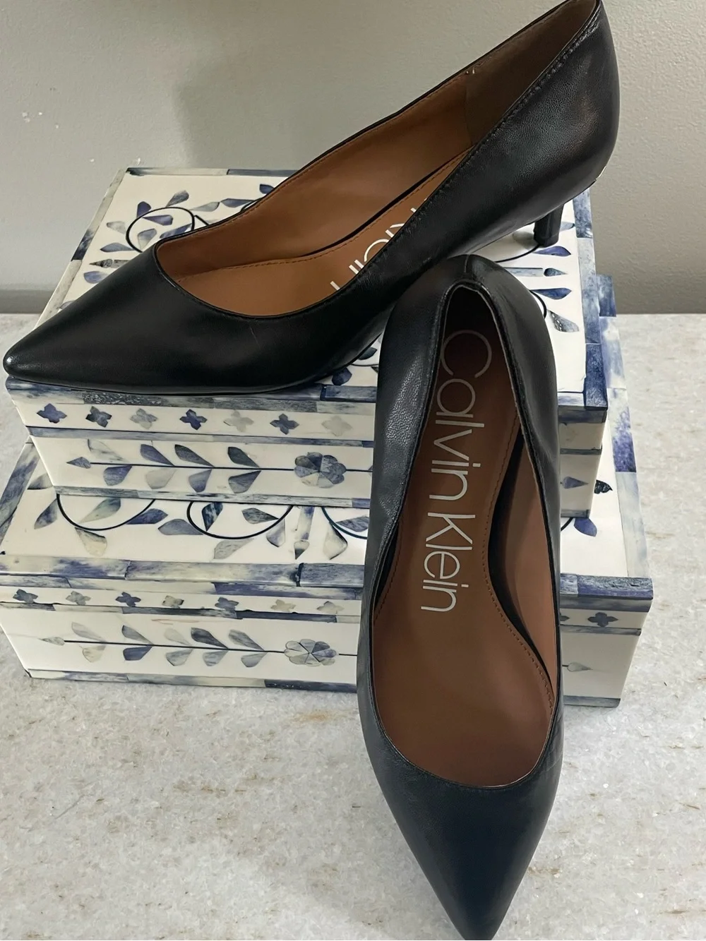 CALVIN KLEIN~Classic Black Leather Kitten Heel Pump